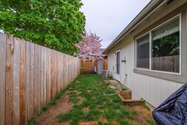 901 Schaefers Lane, Grants Pass, OR 97526