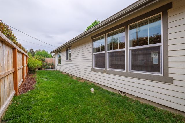 901 Schaefers Lane, Grants Pass, OR 97526