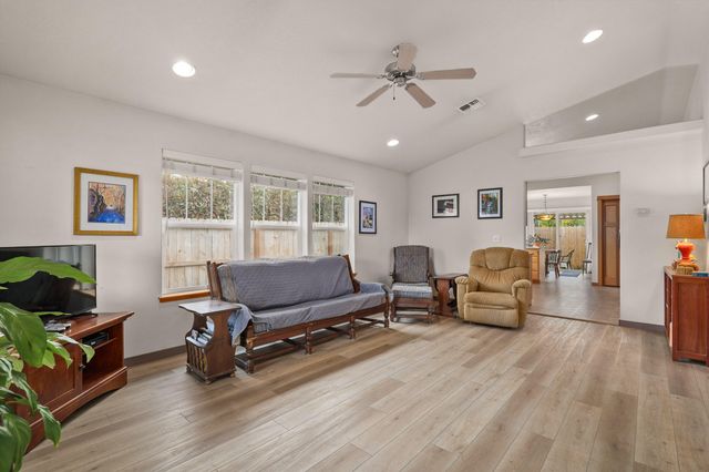 901 Schaefers Lane, Grants Pass, OR 97526