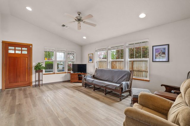 901 Schaefers Lane, Grants Pass, OR 97526