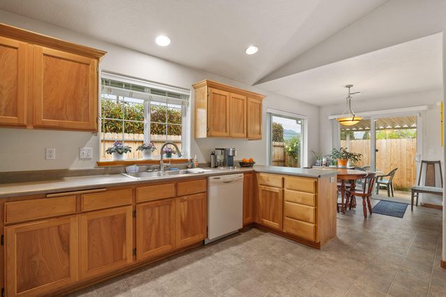 901 Schaefers Lane, Grants Pass, OR 97526