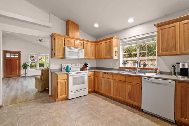 901 Schaefers Lane, Grants Pass, OR 97526