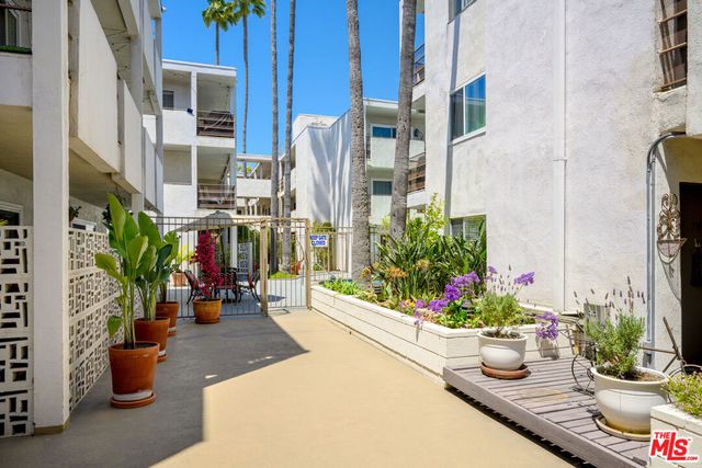 4445 Cartwright Avenue 110, Toluca Lake, CA 91602