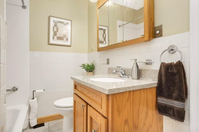 1069 Laurel Avenue, Saint Paul, MN 55104