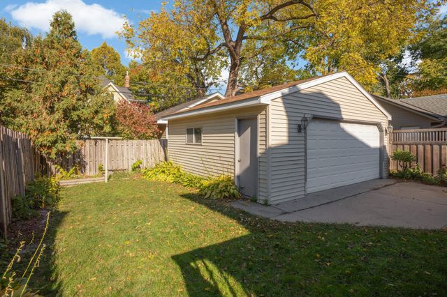 1069 Laurel Avenue, Saint Paul, MN 55104