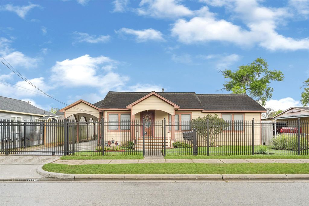 6907 Waxahachie Street, Houston, TX 77020