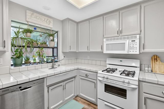 9332 Mapleview Way, Elk Grove, CA 95758