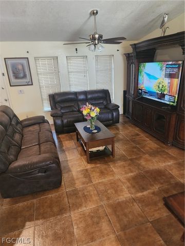 2102 SE 8th TER, Cape Coral, FL 33990