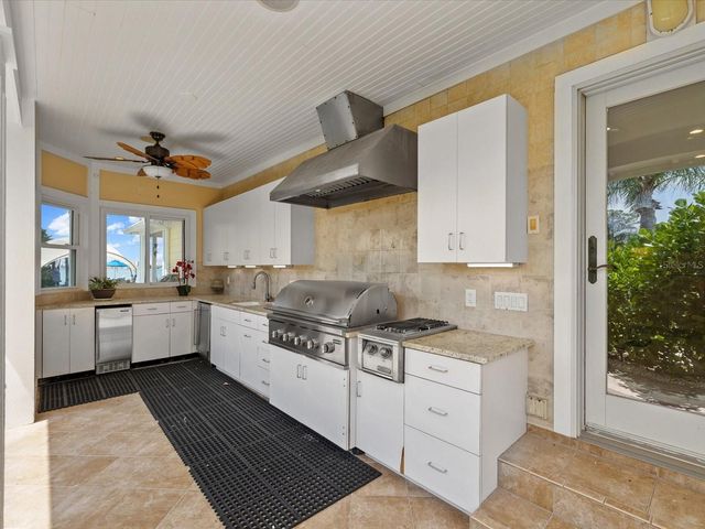 1828 VENETIAN POINT DRIVE, Clearwater, FL 33755