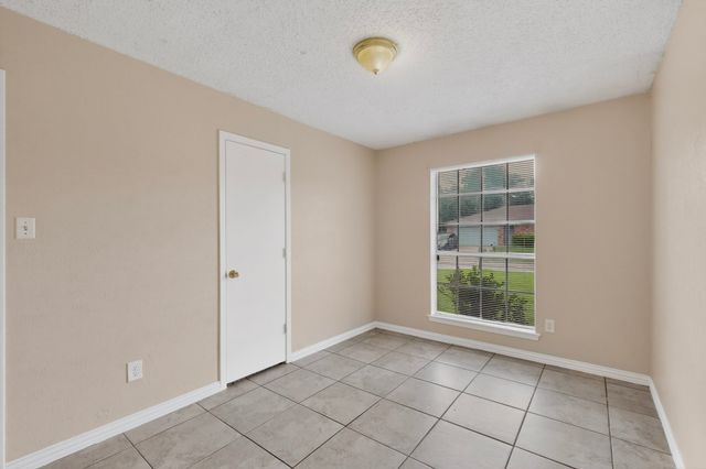 5908 Willow Valley Drive, Arlington, TX 76017