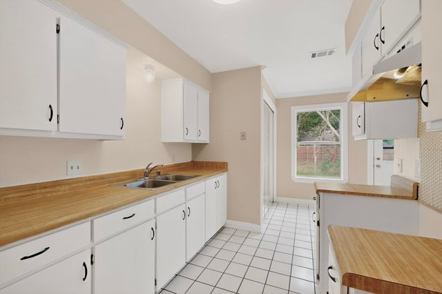 5908 Willow Valley Drive, Arlington, TX 76017