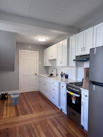 36 Endicott St 1R, Salem, MA 01970