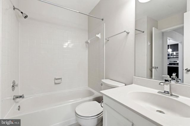 6182 STONEPATH CIR, Centreville, VA 20120