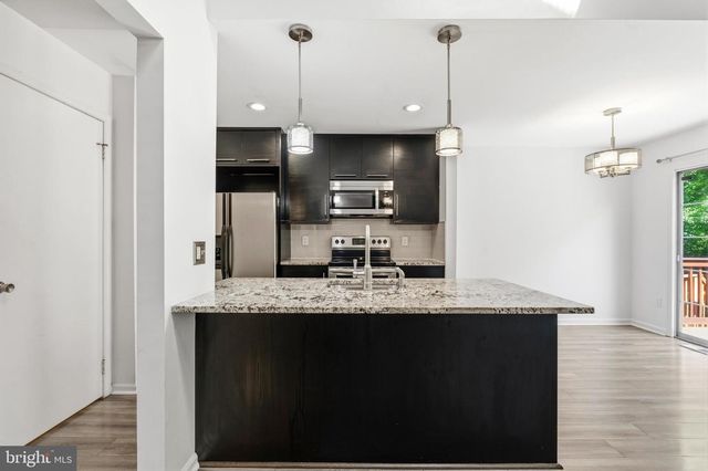 6182 STONEPATH CIR, Centreville, VA 20120