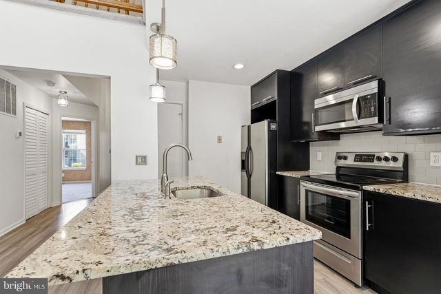 6182 STONEPATH CIR, Centreville, VA 20120
