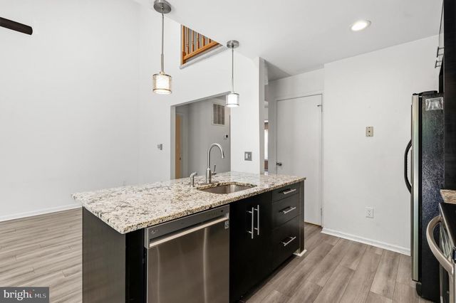 6182 STONEPATH CIR, Centreville, VA 20120