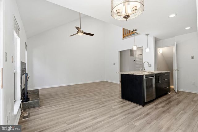 6182 STONEPATH CIR, Centreville, VA 20120