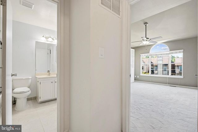 6182 STONEPATH CIR, Centreville, VA 20120