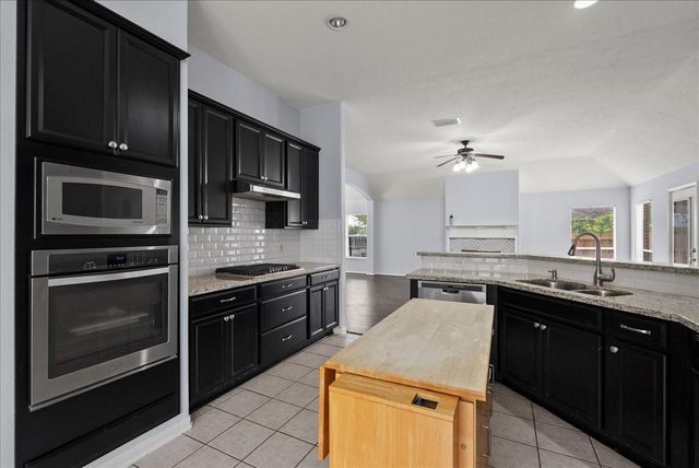 4019 Applerock Drive, Baytown, TX 77521