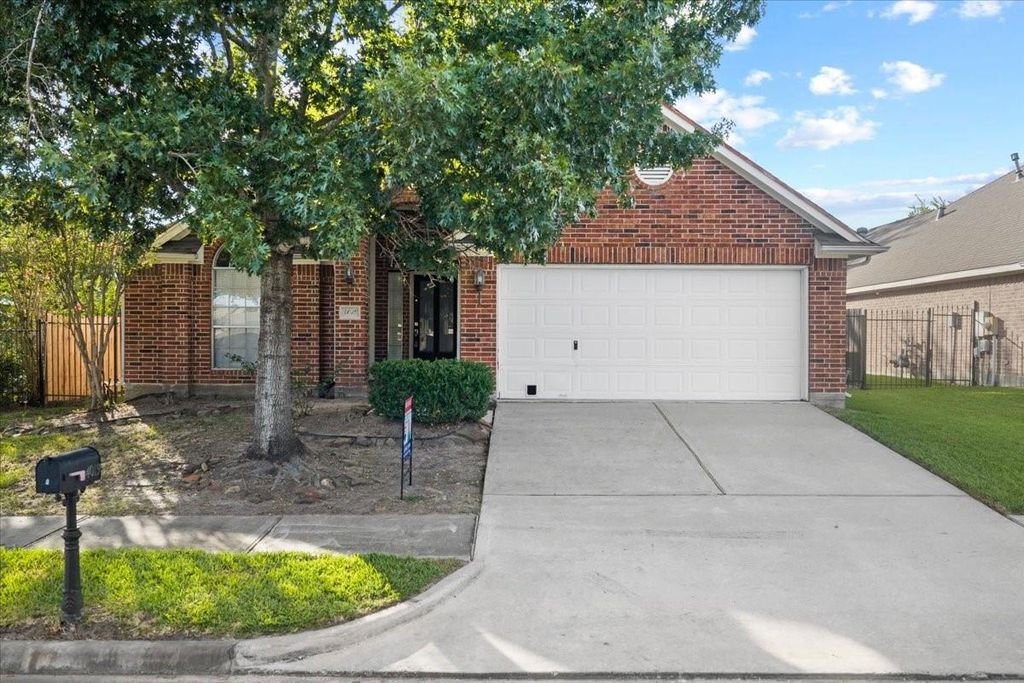 4019 Applerock Drive, Baytown, TX 77521