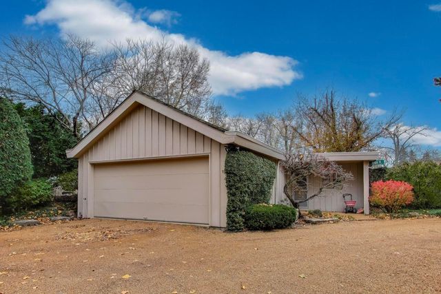 42 Woodley Road, Winnetka, IL 60093