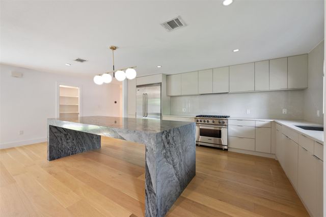 8900 Point West DR, Austin, TX 78759