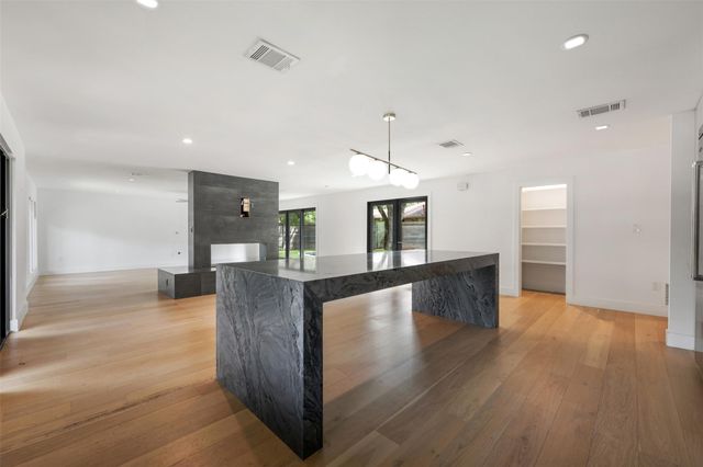 8900 Point West DR, Austin, TX 78759