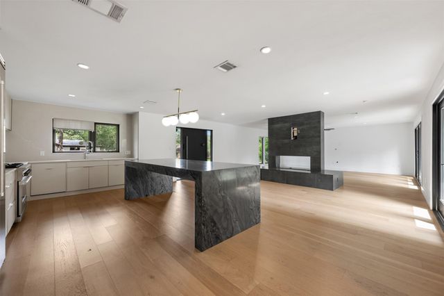 8900 Point West DR, Austin, TX 78759