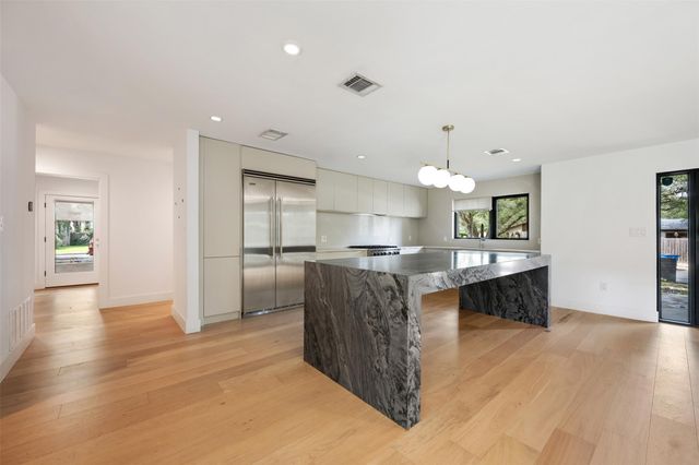 8900 Point West DR, Austin, TX 78759