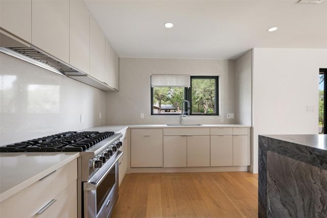 8900 Point West DR, Austin, TX 78759