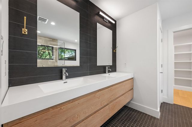 8900 Point West DR, Austin, TX 78759
