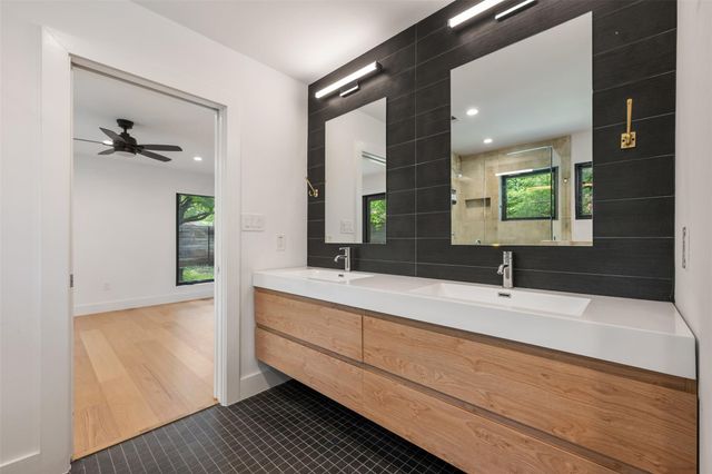 8900 Point West DR, Austin, TX 78759
