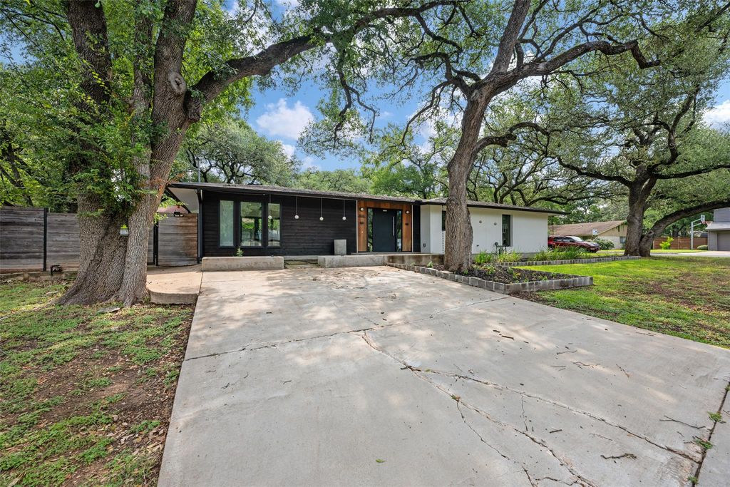 8900 Point West DR, Austin, TX 78759