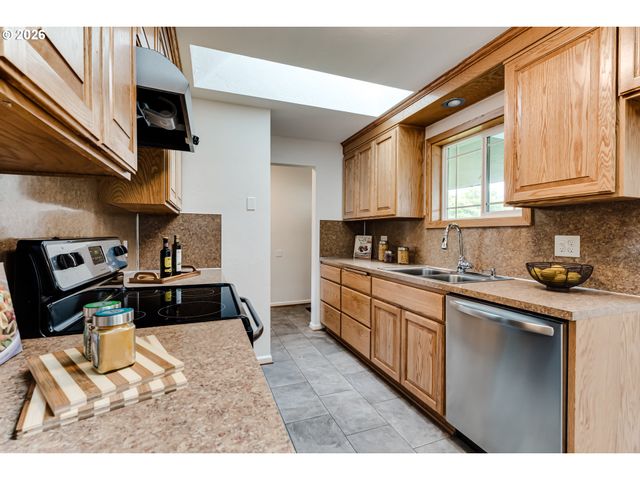 2750 VILLA Way, Springfield, OR 97477