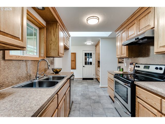 2750 VILLA Way, Springfield, OR 97477
