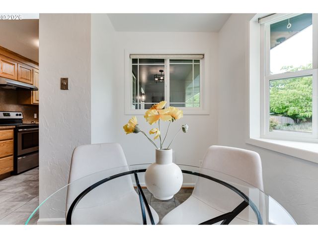 2750 VILLA Way, Springfield, OR 97477