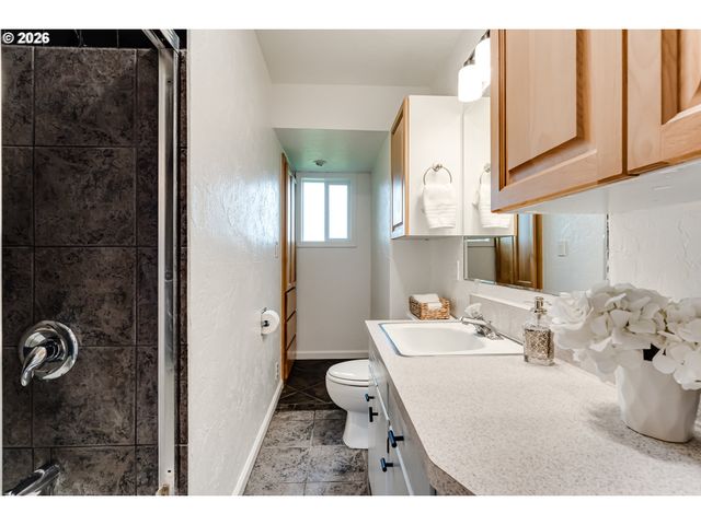 2750 VILLA Way, Springfield, OR 97477
