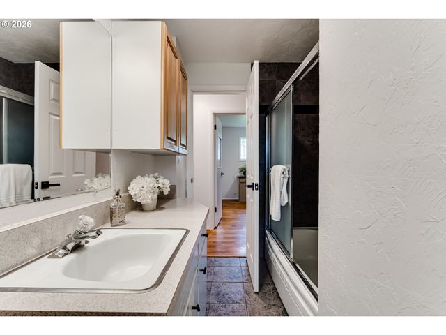 2750 VILLA Way, Springfield, OR 97477