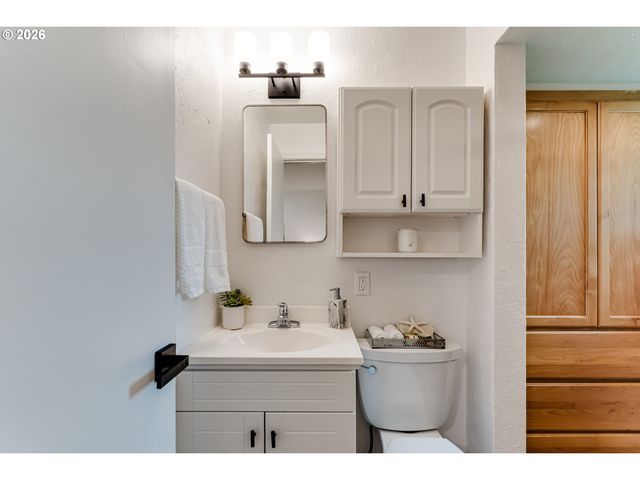 2750 VILLA Way, Springfield, OR 97477