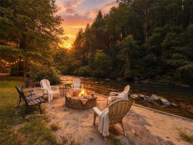 525 Gallery Court, Ellijay, GA 30540