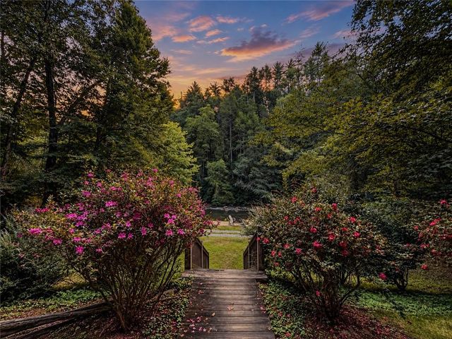 525 Gallery Court, Ellijay, GA 30540
