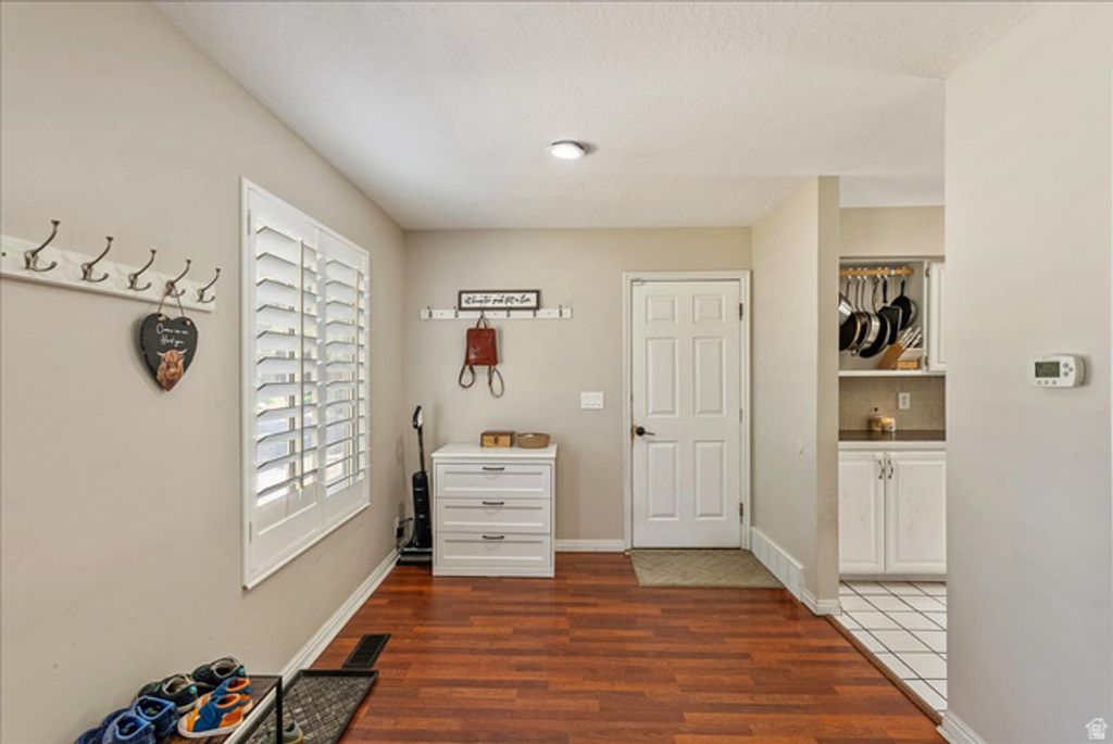 9066 S NEWCASTLE CIR, Sandy, UT 84093 — photo 4