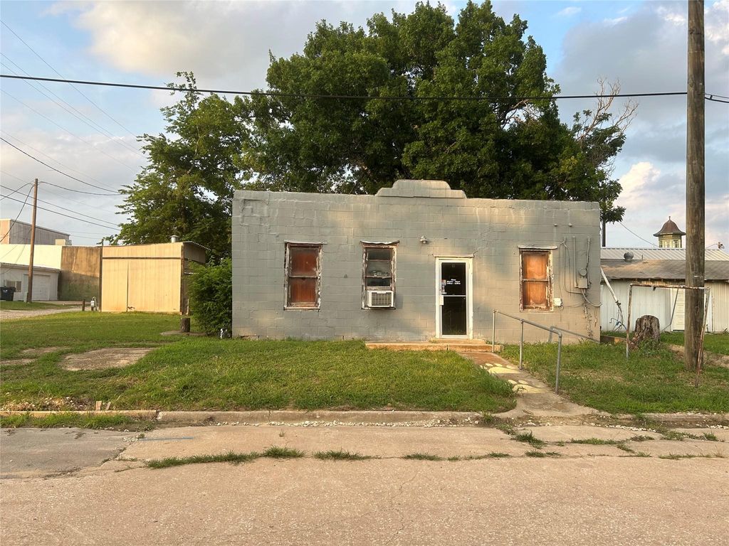 120 W Burleson ST, Rockdale, TX 76567