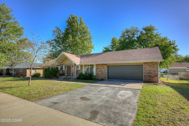 1106 Southern Hills, Carthage, MO 64836