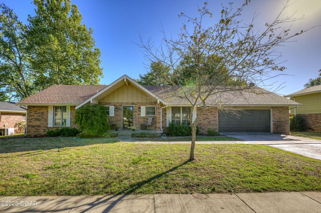 1106 Southern Hills, Carthage, MO 64836