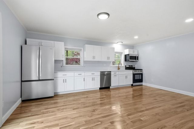 8 Ash St, Plymouth, MA 02360