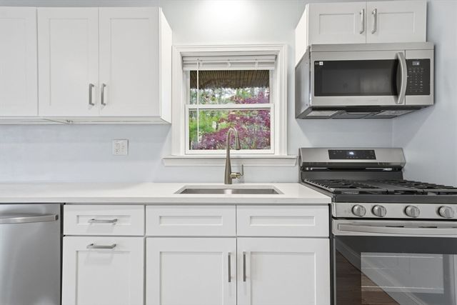 8 Ash St, Plymouth, MA 02360