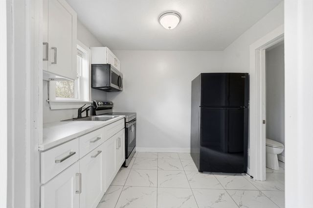8 Ash St, Plymouth, MA 02360