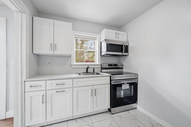8 Ash St, Plymouth, MA 02360