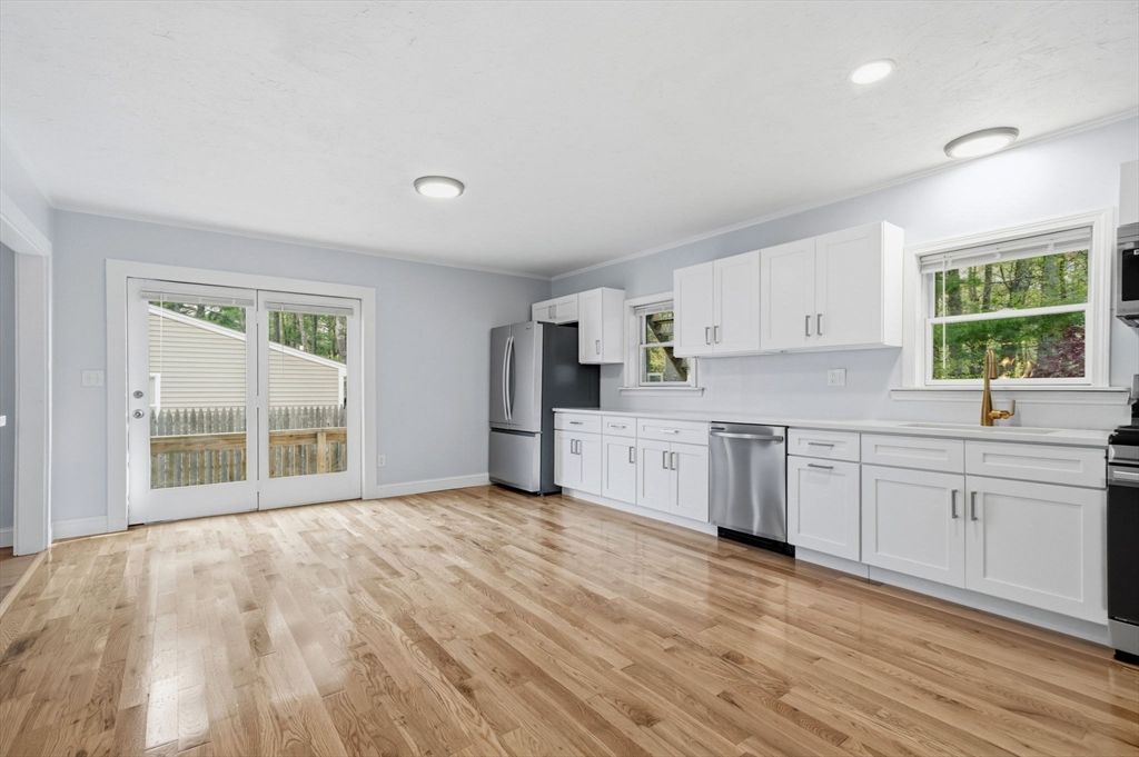 8 Ash St, Plymouth, MA 02360